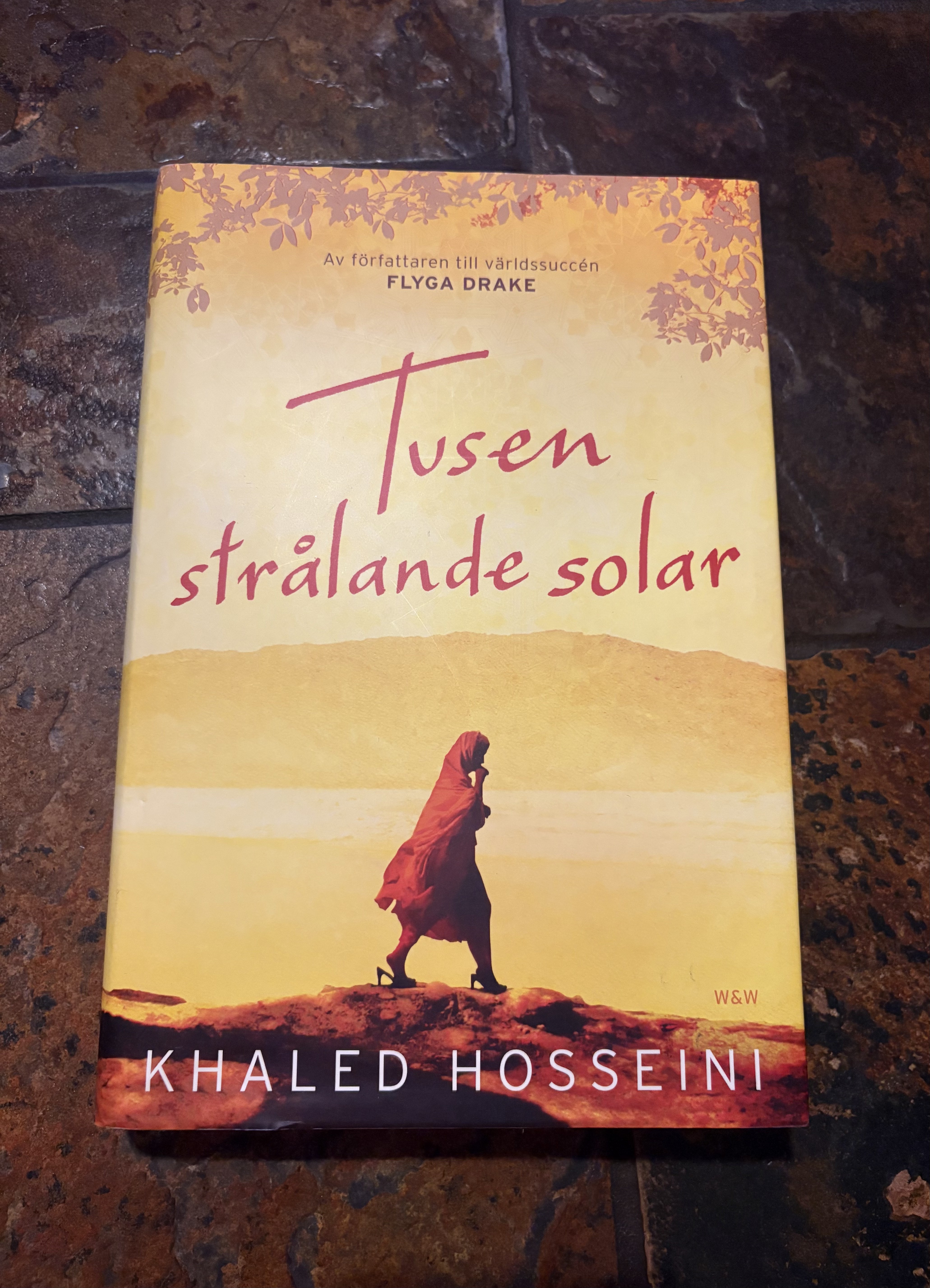 A Thousand Splendid Suns by Khaled Hosseini — book cover