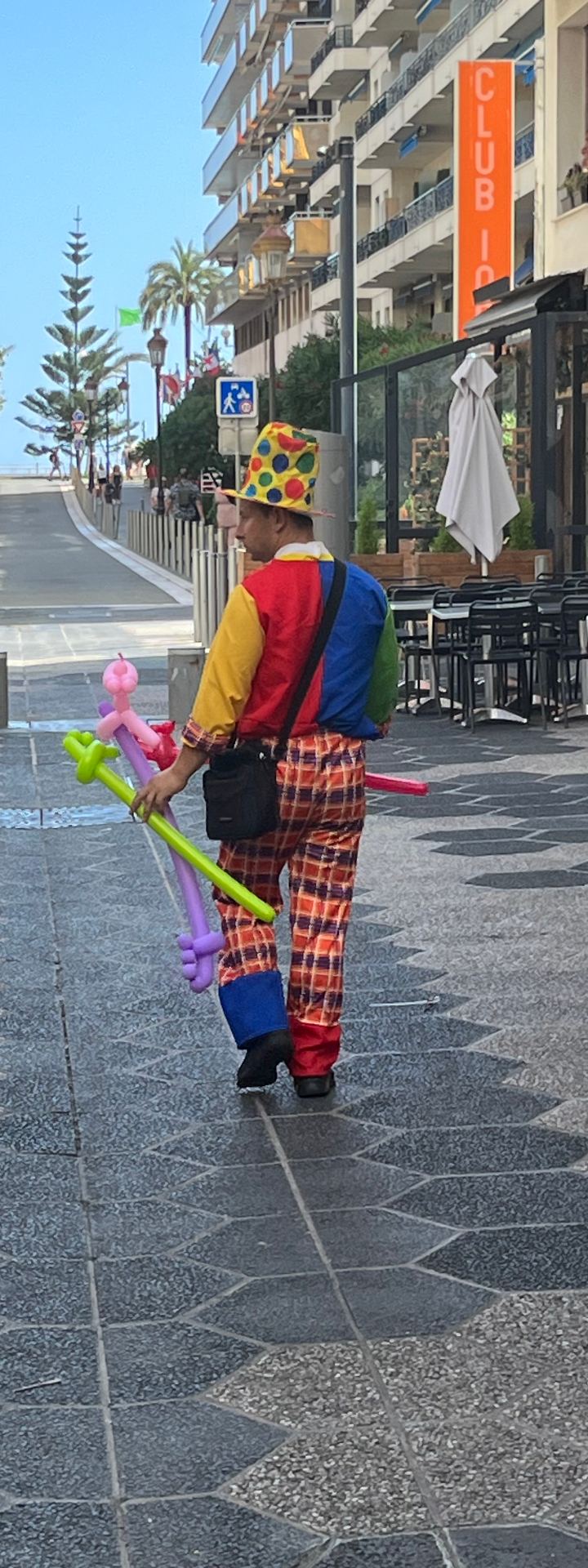 monaco · a street, mid-afternoon — balloon-seller in a side street, palms at the end by Din Tanovic, Stockholm photo blog